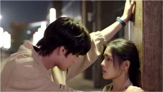 银行行长贪40亿,为绿卡让妻子和老外假结婚,结果妻子6年生3个娃